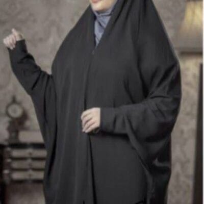 چادر جلابیب تقریبا شبیه چادر ملی است اما کمی ازادتر و جلو چادر با زیپ بسته میشود و دیگر اینکه سر استین زیپ دارد و داخل چادر جیب دارد